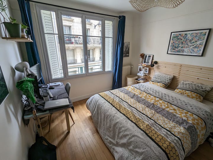 机付き客室、160 x 200ベッドが片方向に通りを見下ろす