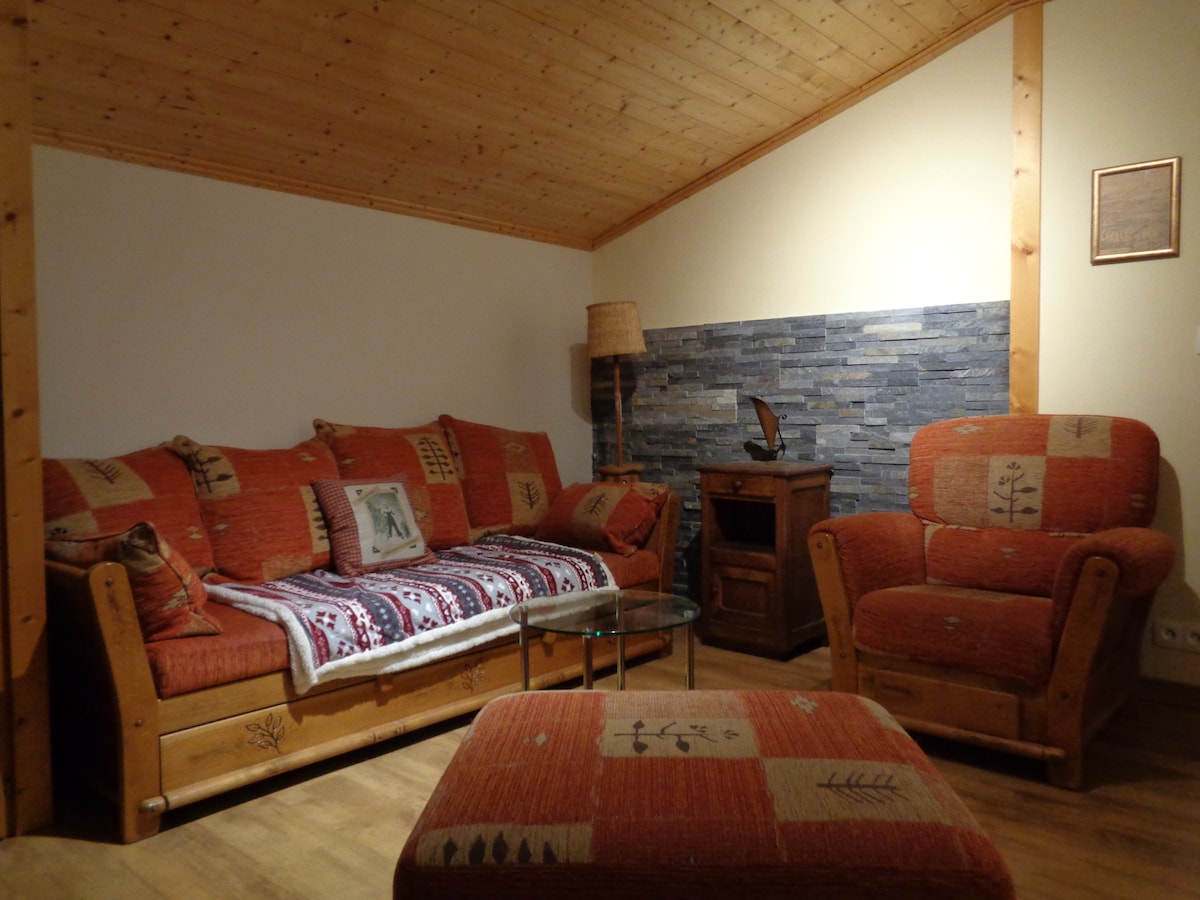 客厅的沙发可转换为2张单人床或1张双人床