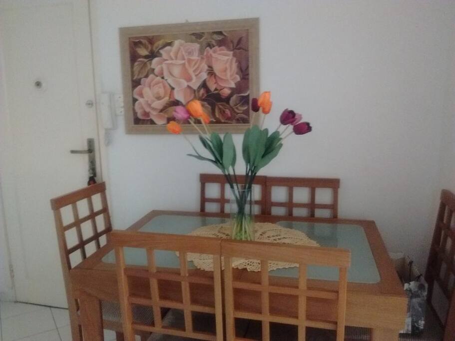 Mesa com abertura e seis cadeiras