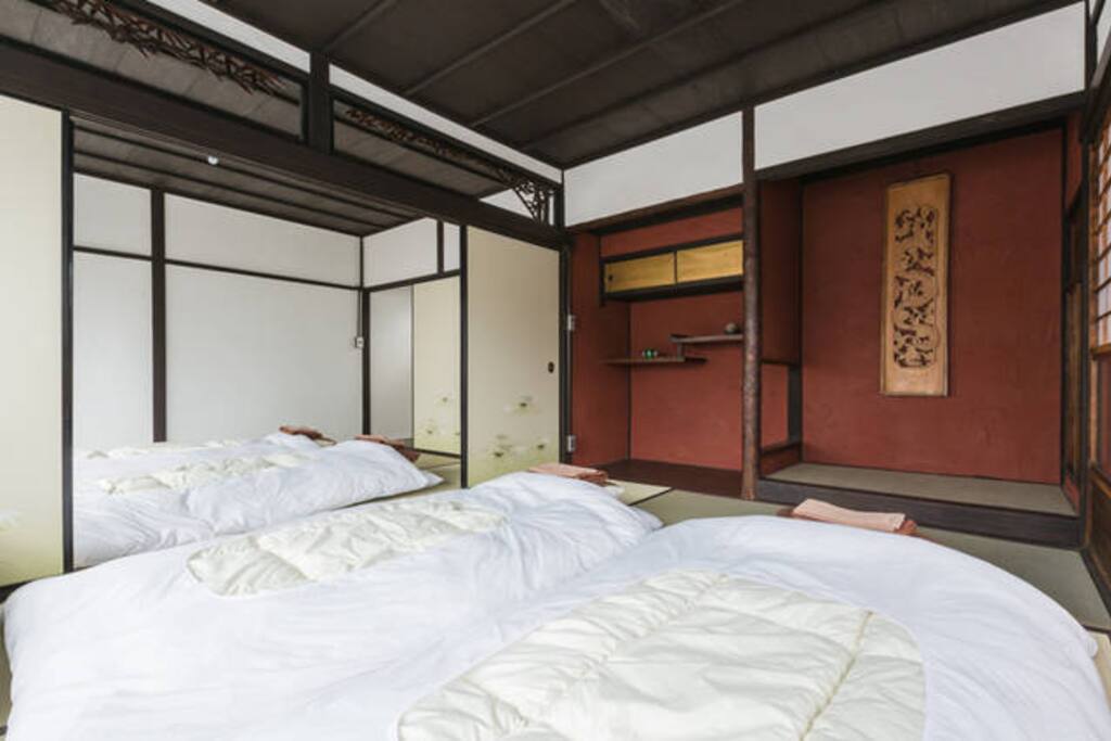 Bed room is shared by 5 woman.
Each futon has private partation and small light and plug.
※ Now, we're reforming.