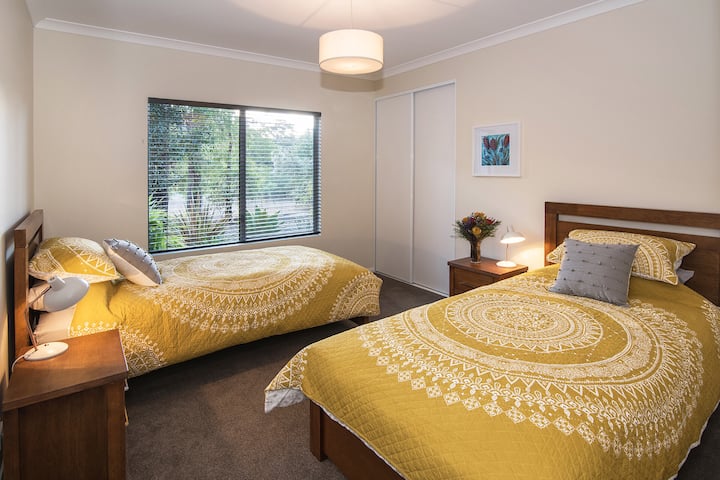 加大双人床单人卧室 