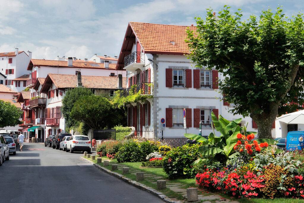 Vue résidence depuis le jardin face à la mairie de Ciboure proche des commodités
