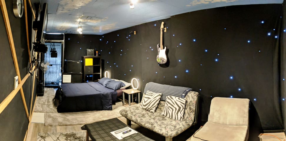 Not quiet!, 1 private bedroom, 1 private bathroom