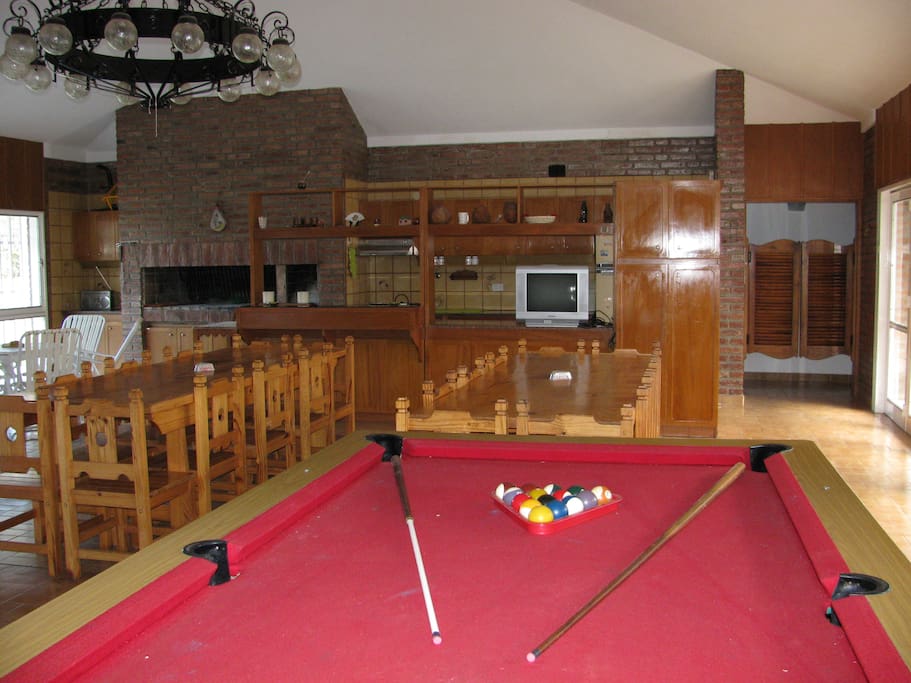 Es un gran salon tipo loft,con asador incluido,porton para ingreso de 2 vehiculos y mesa de pool(dentro del mismo)