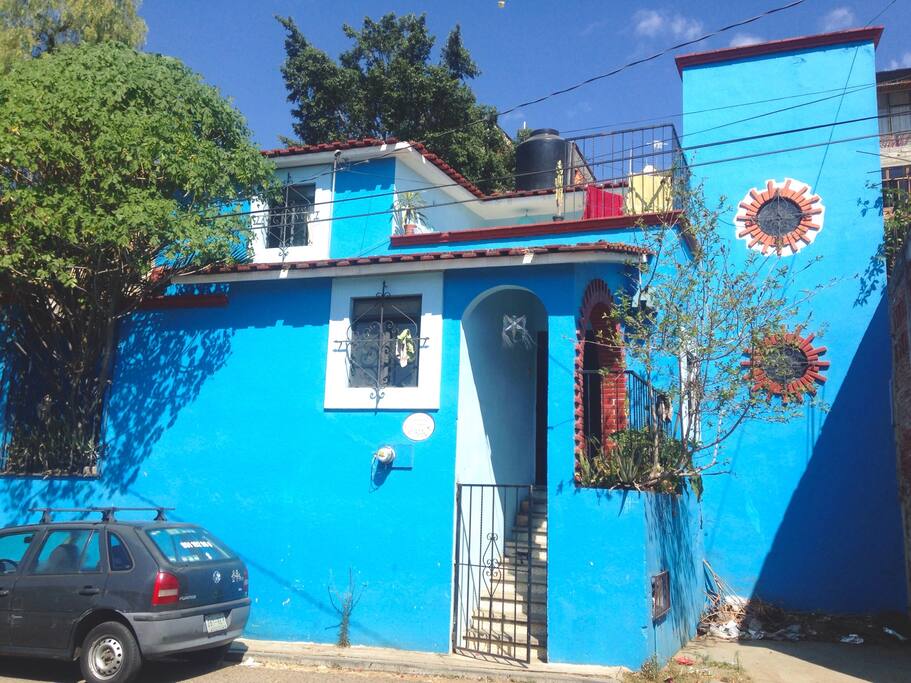 This is the house, located in a local neighborhood, ideal to walk the cita