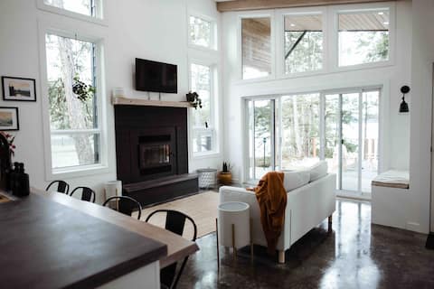 Swell Life Cottage, Waterfront , Quadra Island, BC