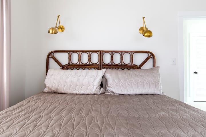 Cama king con luces de lectura.
