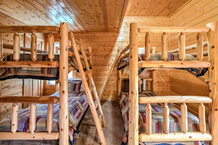 Sovrum med 4 enkelsängar