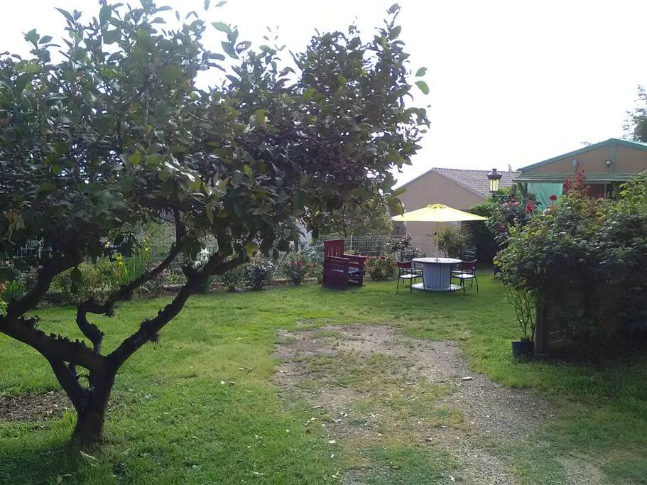 allée pour joindre le chalet avec son parking sécurisé .