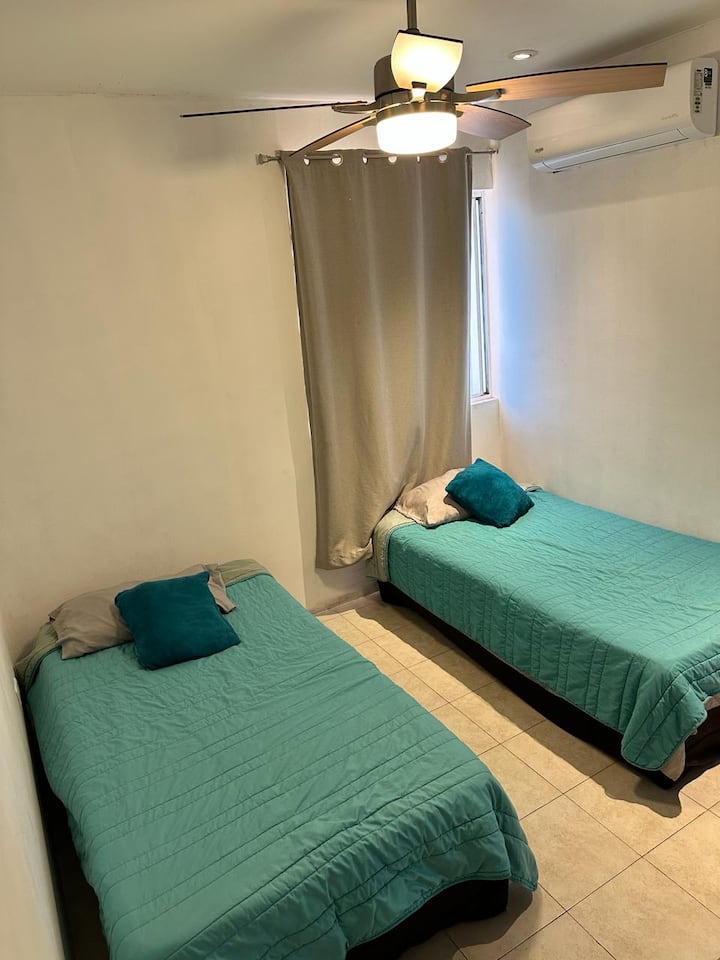 ชั้นบนของห้องนอนที่ 3
- เตียงเดี่ยว 2 เตียง
- พัดลมเพดาน
- เครื่องปรับอากาศ 