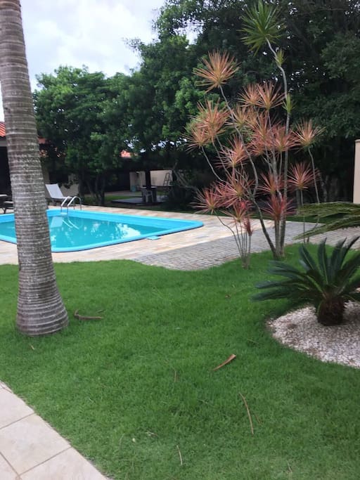 Jardim com piscina