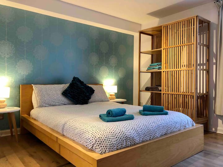 Schlafzimmer 1 Doppelbett mit Memory-Schaumstoffmatratze.