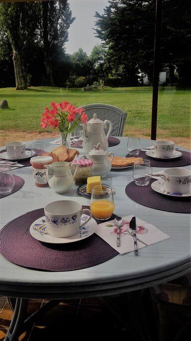petit déjeuner continental servi dans la véranda face au jardin.