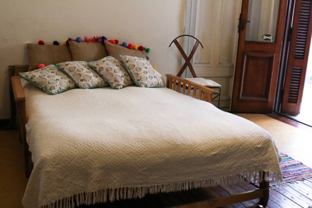 Actualmente cerrado como sofa. La cama es de una plaza.