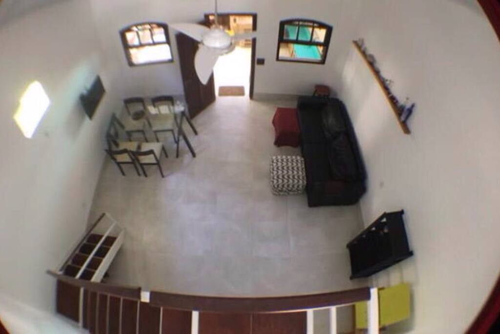 Sala com TV e ventilador de teto