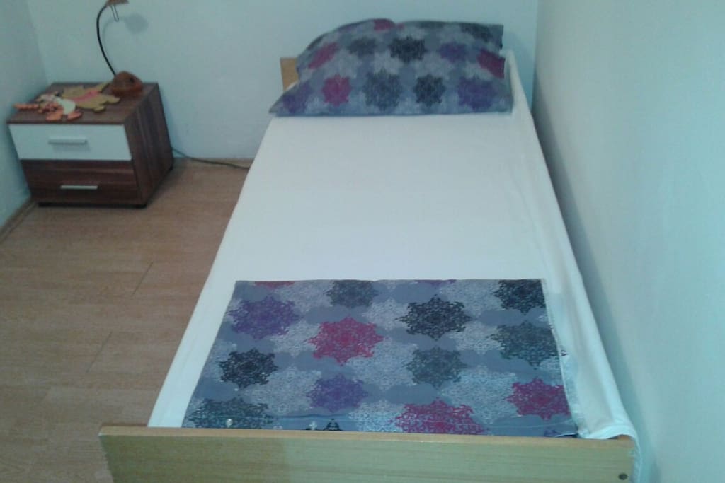 Room with single bed
