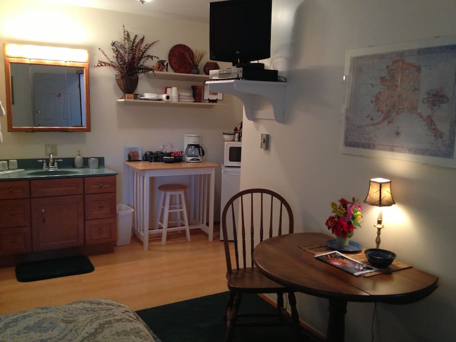 Table and kitchenette in guest room
