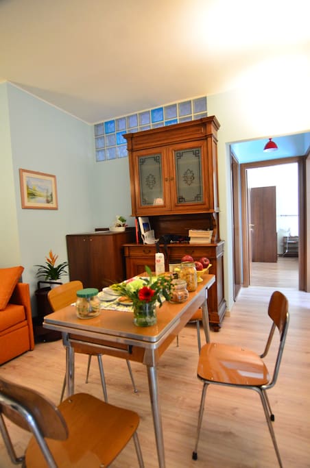 -ENG: living room with extendible table, old cupboard, and build in washing machine
-ITA: soggiorno con tavolo allungabile, antica credenza e lavatrice incassata.