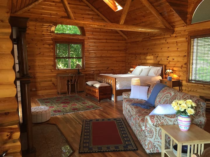 The Peaceful Log Room: 1 Bedroom Guesthouse