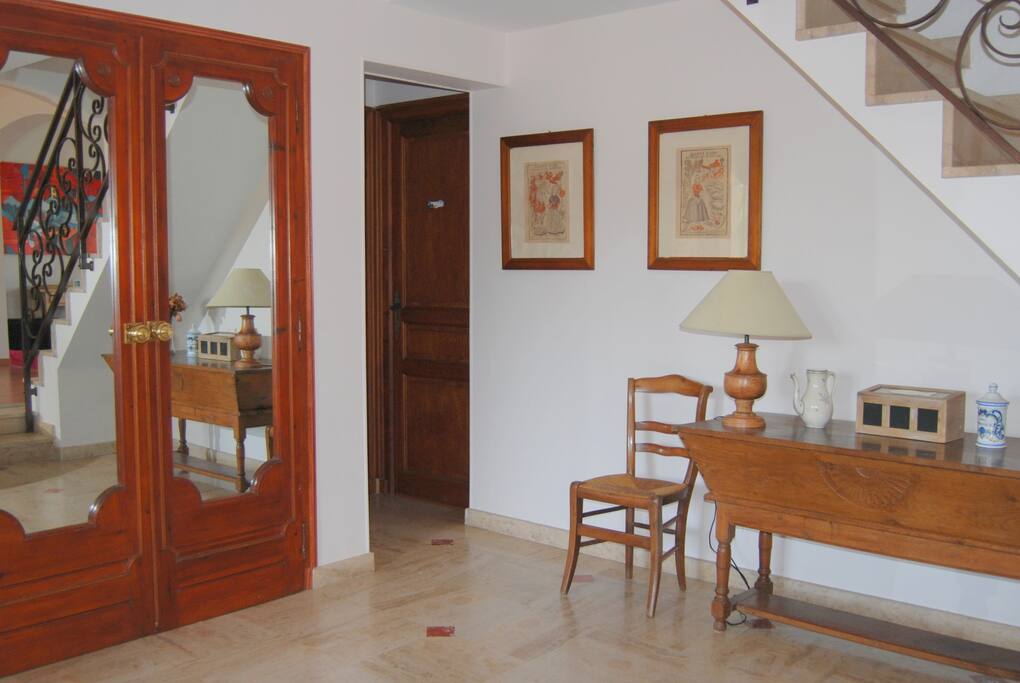 Entrée vers cuisine et chambres