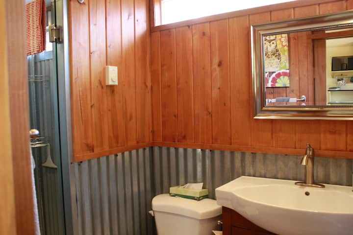 Kenzie's Tiny Cottage- Prvt Hot Tub & Rain shower