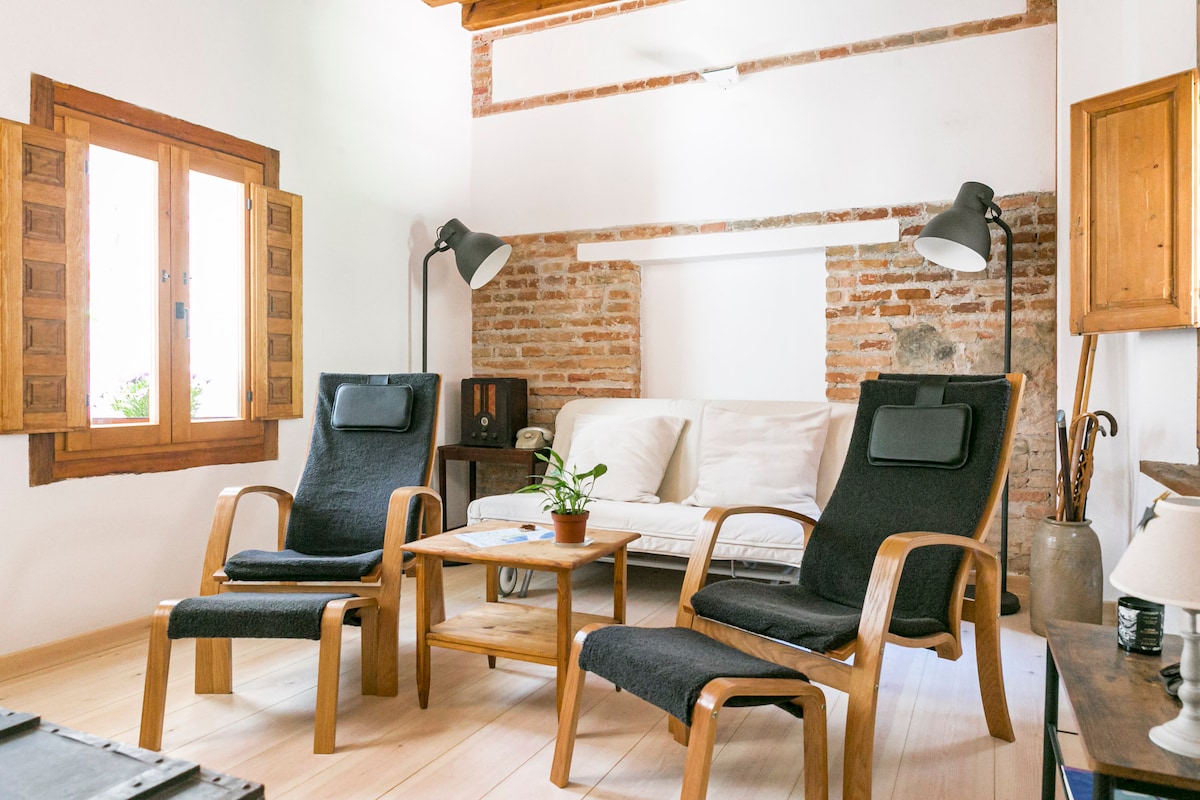 Top performing Airbnb: Discover Art & Design in a Historic Apartment. in La Merced