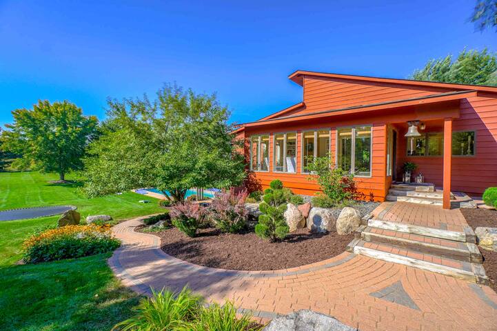 Resort LeMire Pool, hot tub and golf carts! gallery image 3