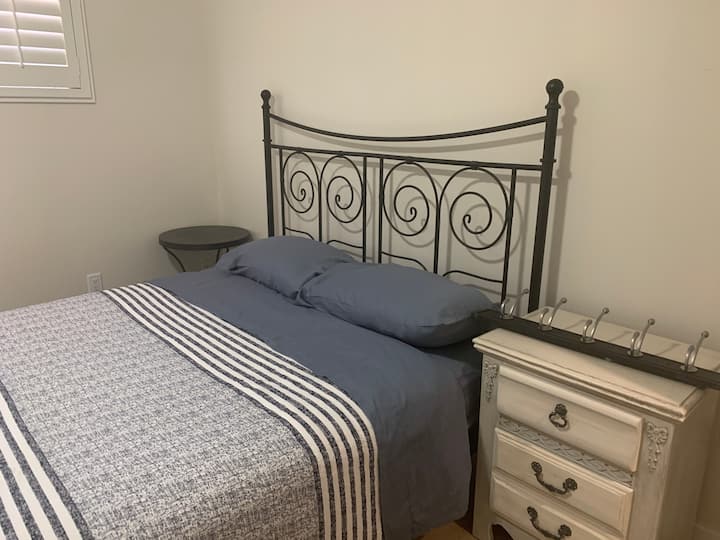 Zimmer mit Queensize-Bett