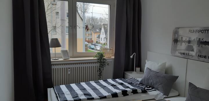 Chumba cha kulala chenye vitanda 2 na kabati la nguo.