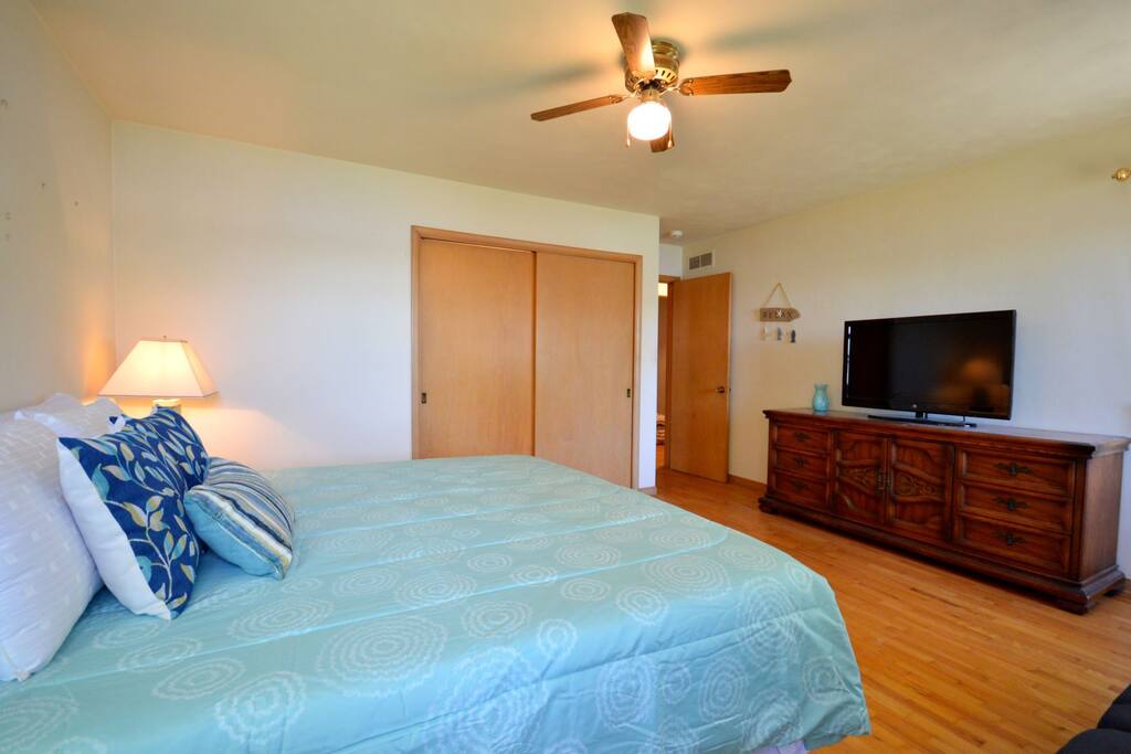 Large bedroom with king bed 1/2