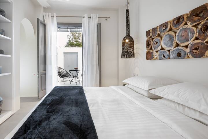 Eolia Kamari Villa gallery image 3