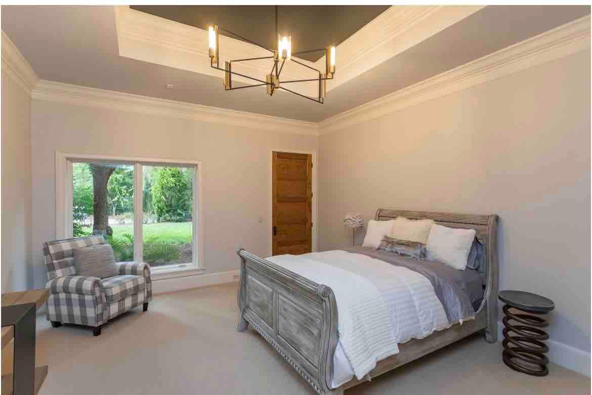 Spavaća soba na donjem katu sa stropom od 12'i kupaonicom koja se nalazi pored kupaonice