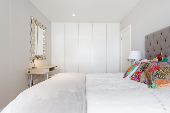 Wraparound Views from a Modern and Luxurious Apartment gallery image 5