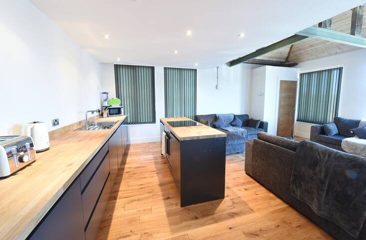 Stunning Penthouse Slps 20 (38 A4) Mcr city centre gallery image 2