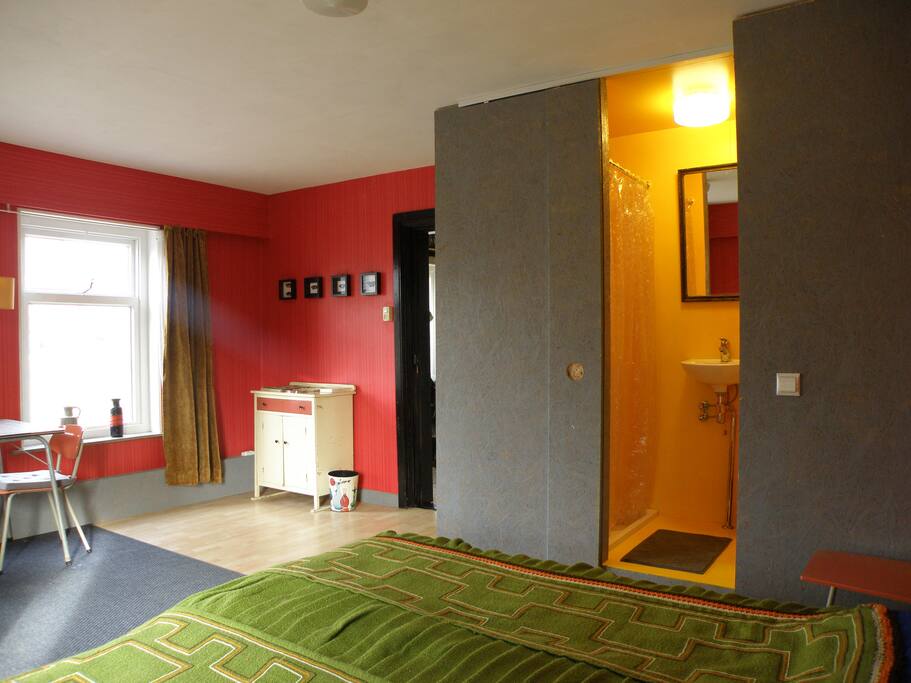 de badkamer grenst direct aan de kamer
