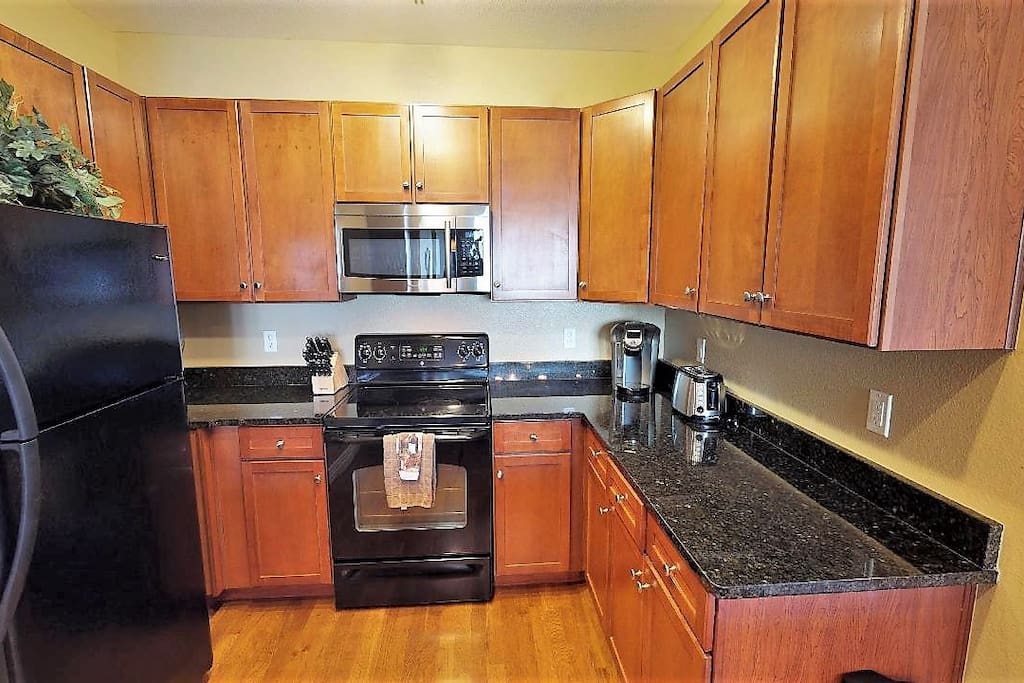 Spacious Kitchen: fully stocked (pots, pans, Keurig, everything you need!)