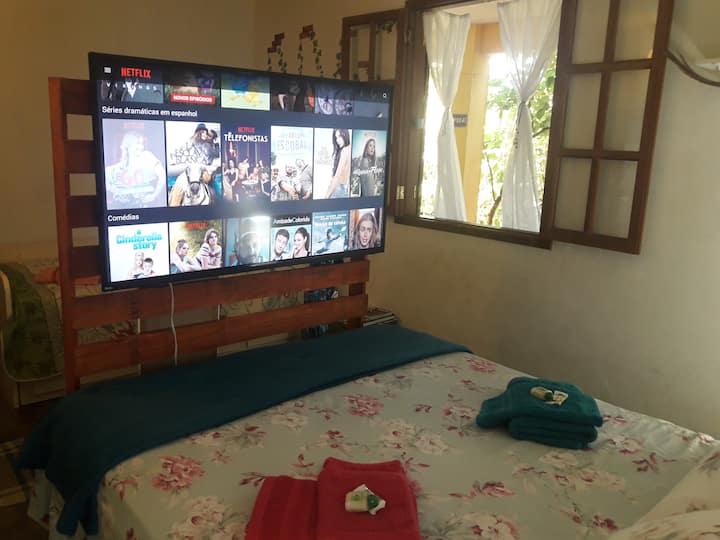Nuestro "cine" privado. Pantalla de 50 pulgadas con YouTube, Netflix y más. Perfecto para ayudarte a relajarte después de un día de playa.