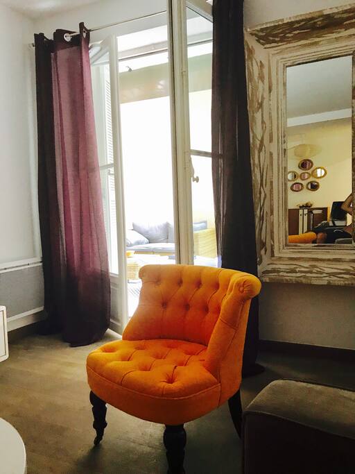 Esprit résolument déco avec un fauteuil crapaud couleur mandarine