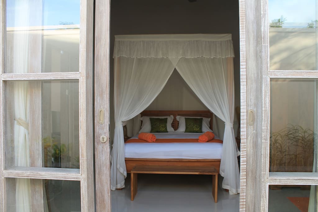 Both bedrooms are equipped with four-poster bed, with a mosquito net, with an desk, with a safe and with a cupboard. The one gives on to the swimming pool, the other one on the garden. Les deux chambres sont équipés de lit à baldaquin, d'une moustiquaire, d'un bureau, d'un coffre-fort et d'une armoire. L'une donne sur la piscine, l'autre sur le jardin à l'arrière.