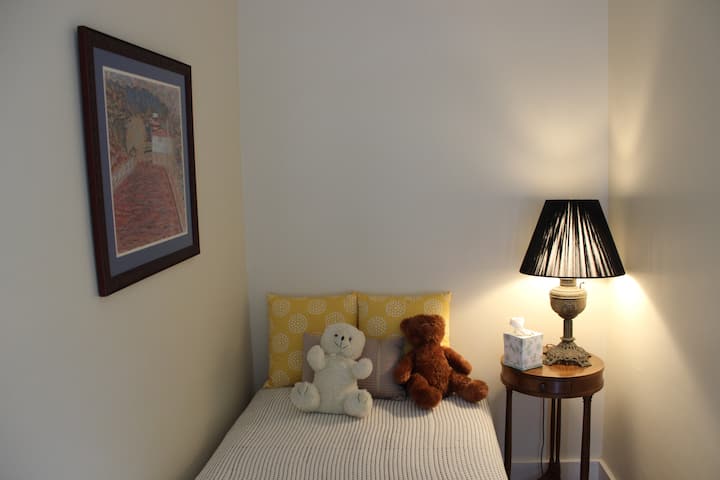 ห้องนอนเตียงคู่ขนาดเล็กที่อยู่นอกห้องเซจเหมาะสำหรับเด็ก