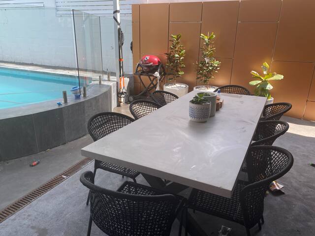 Family friendly house with a heated pool, + WIFI gallery image 2