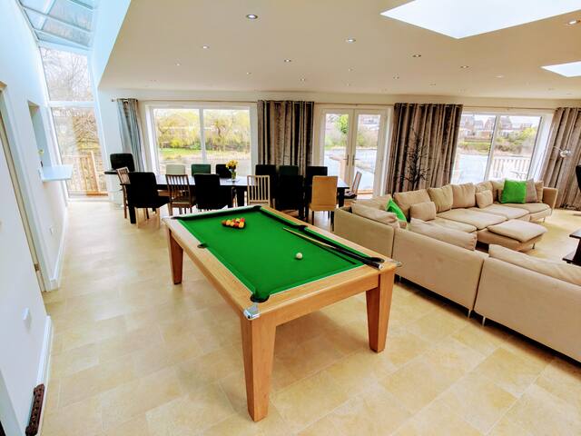 5⭐ Lakeside Family Home, near M60 and Station gallery image 5