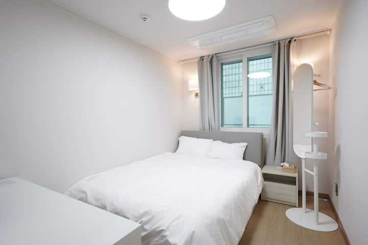 ห้อง 2: เตียงควีนไซส์ 1 หลัง