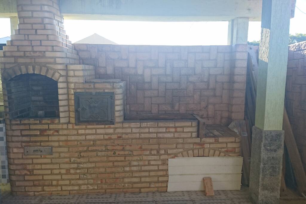 Churrasqueira, forno e fogão a lenha.