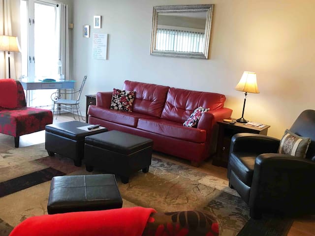 Anne’s Red Couch Condo-Cute, Convenient, No Steps
