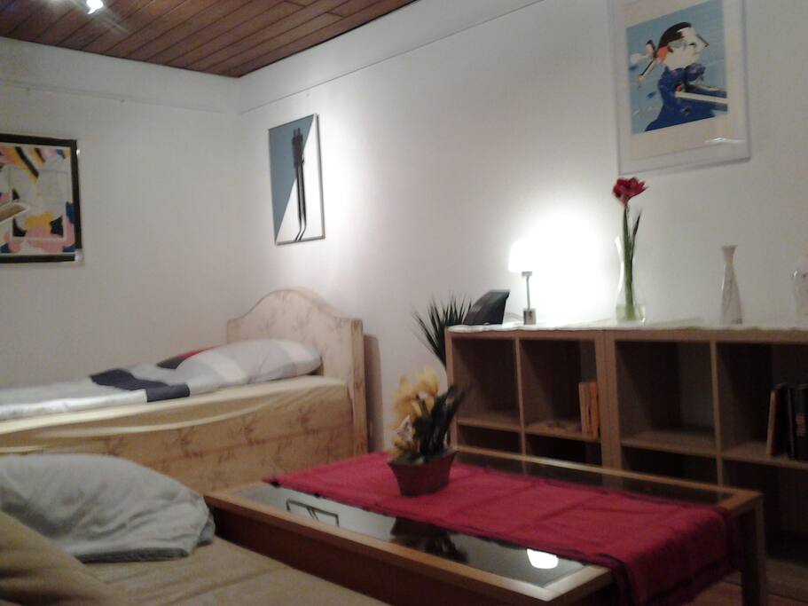 Blick auf den Schlafbereich - viel Kunst im Appartement, weil Kunstliebhaber dort wohnen.