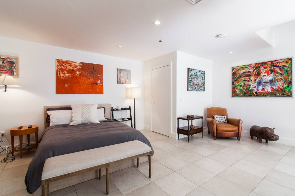 Queen bed with sitting area besides it