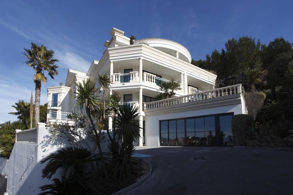 Your holiday residence is just 7-minutes from the beach!