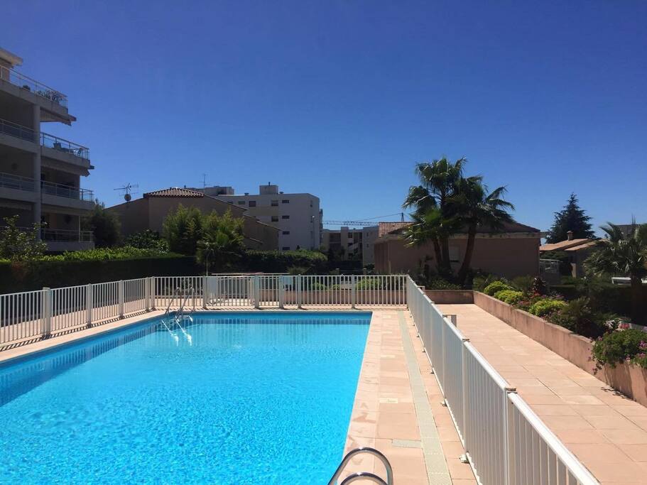Grande piscine dans la residence