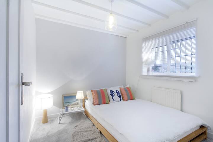 Pekná dvojlôžková izba na 1. poschodí, kúpeľňa je na tom istom poschodí.